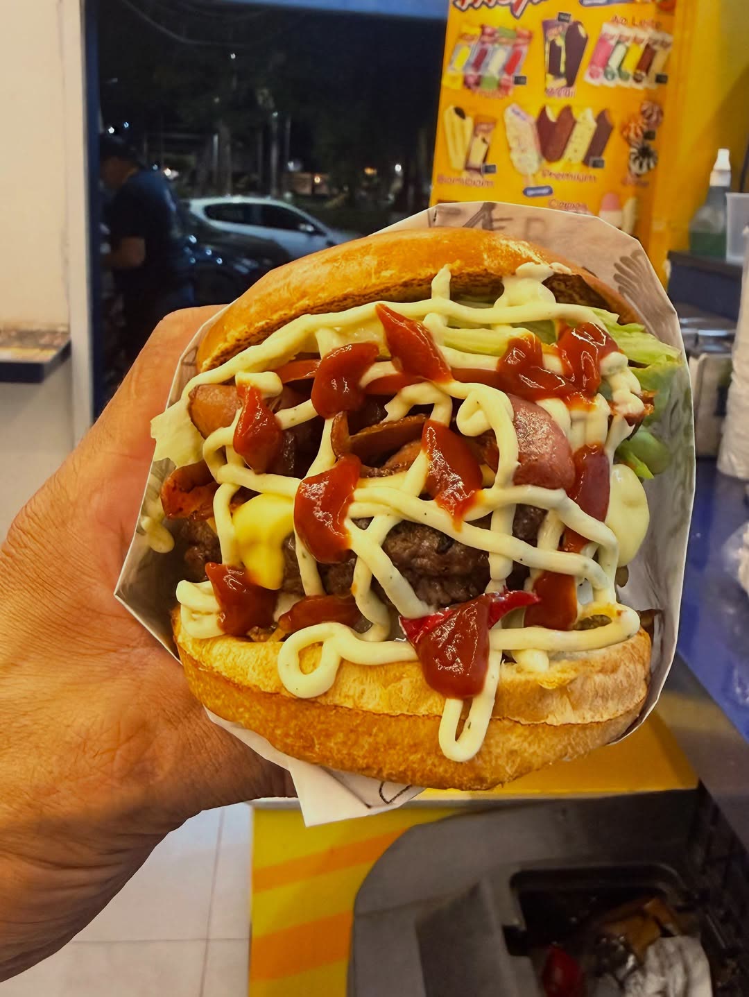 Burger artesanal na mão