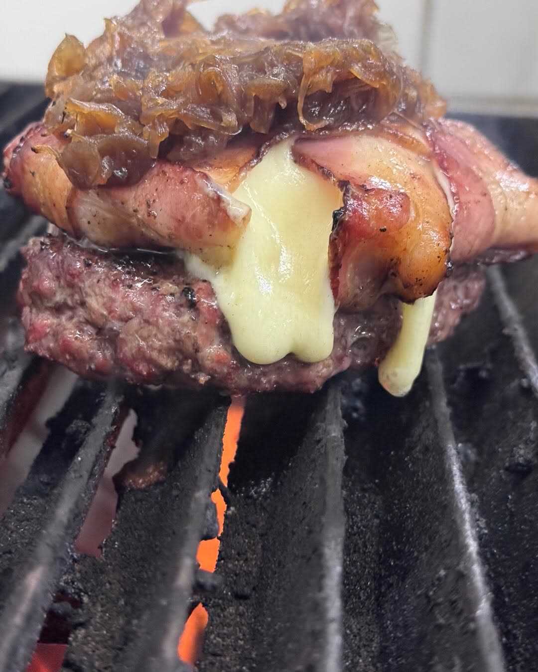 Burger na chapa com queijo derretendo