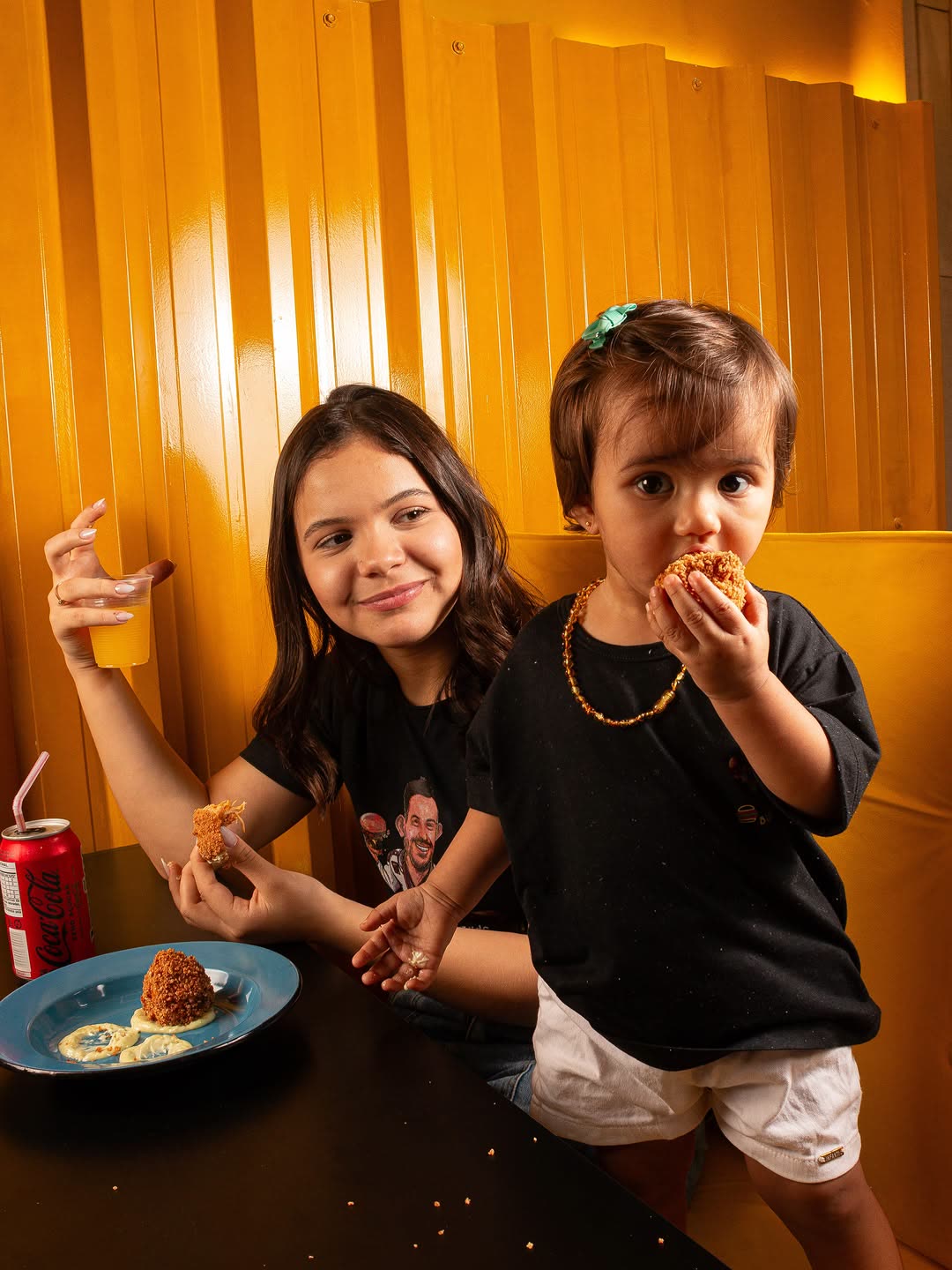 Crianças comendo no Ney Burguer